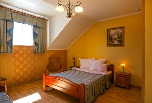 ラジェヨビツェにあるGościniec Kuklówkaのベッドルーム1室(黄色い壁のベッド1台付)