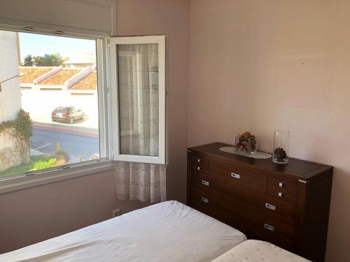 ラ・カラ・デ・ミハスにあるUrb. Las Buganvillas apt.79のベッドルーム1室(ベッド1台、窓、ドレッサー付)