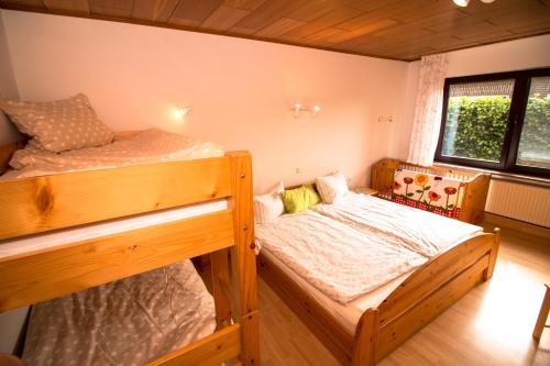 ein Schlafzimmer mit zwei Etagenbetten in einem Zimmer in der Unterkunft Baltrumweg 1 in Wangerland