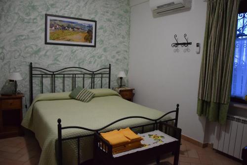 ペルージャにあるB&B Le Terrazzeのベッドルーム1室(ベッド1台、テーブル、窓付)