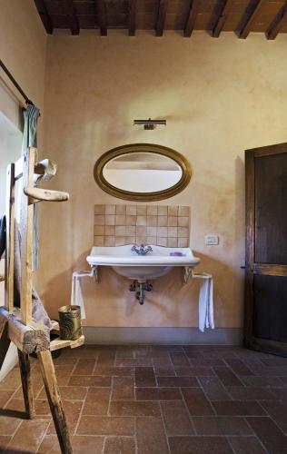 a bathroom with a sink and a mirror on the wall at Il Molinaccio in Gaiole in Chianti