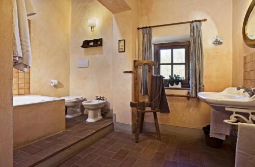 a bathroom with a tub and a toilet and a sink at Il Molinaccio in Gaiole in Chianti