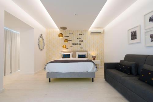 1 dormitorio con 1 cama y 1 sofá en Hotel Magic, en Nazaré