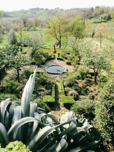 Taman di luar Locanda Casanuova
