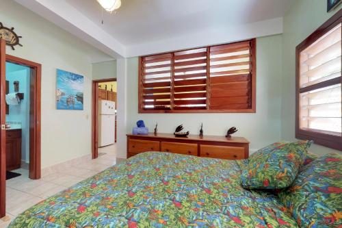 Ένα ή περισσότερα κρεβάτια σε δωμάτιο στο Hibiscus @ Caribe Island
