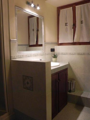 a bathroom with a sink and a mirror at Casale l'Antico Carro in Cortona
