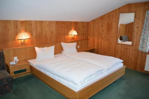 Giường trong phòng chung tại Hotel Seeblick