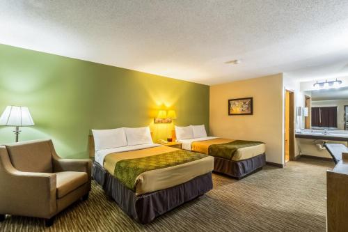 Säng eller sängar i ett rum på Econo Lodge - Valley City