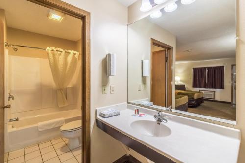 bagno con lavandino, servizi igienici e specchio di Econo Lodge - Valley City a Valley City