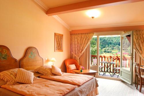 מיטה או מיטות בחדר ב-Le Domaine de Falgos Golf & Spa