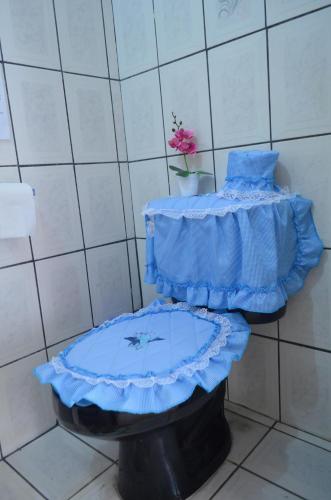 a blue table with a blue cover on a toilet at Guesthouse Casa Lapa in Alajuela City