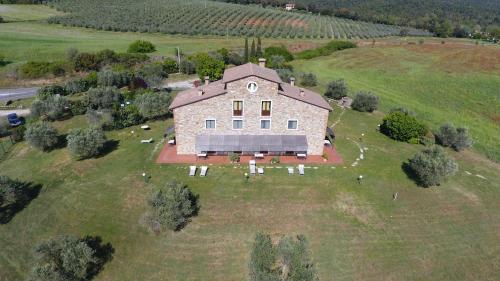 una vista aerea di una grande casa su un campo di Tenuta La Tabaccaia a La Pesta