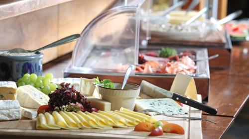 uma mesa com um monte de queijo e outros alimentos em Gasthof Altes Casino em Fulda