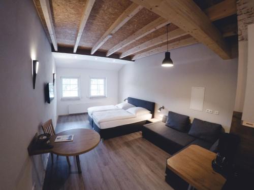 A bed or beds in a room at Brauhaus Obermühle