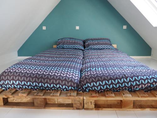 Postel nebo postele na pokoji v ubytování Jelsum aan de Ee