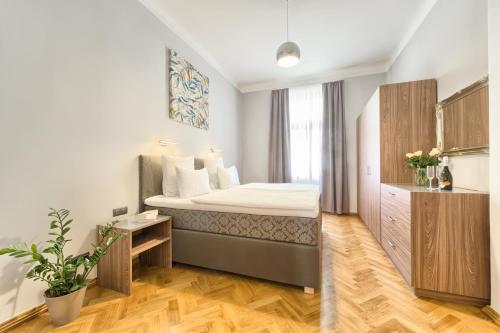 um quarto de hotel com uma cama num quarto em Spacious And Bright Apartment Dusni 13 em Praga