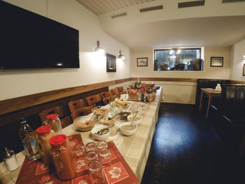 een lange tafel in een restaurant met een lange tafel met gerechten bij Brauhaus Obermühle in Braunfels