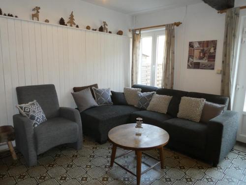  La Petite Passerelle à Mouzaive -  Room  picture :   Tea/Coffee maker    Shower    TV                           