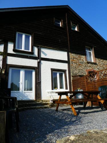  La Petite Passerelle à Mouzaive -  Room  picture :   Tea/Coffee maker    Shower    TV                           