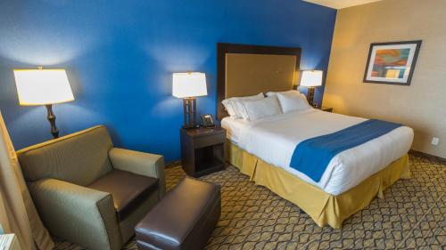 Katil atau katil-katil dalam bilik di Holiday Inn Express Thunder Bay by IHG