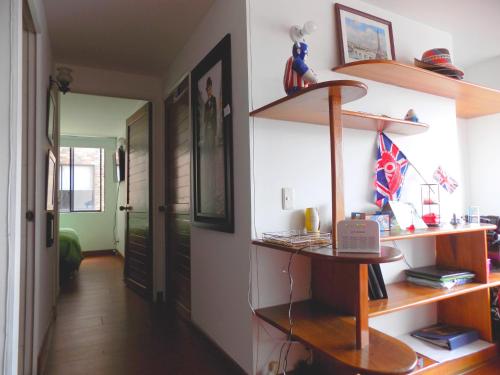 Habitación con estanterías de madera y pasillo en Room and private Bathroom at Chapinero Alto, en Bogotá