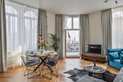 a living room with a table and chairs at Masarykova N°30 in Brno