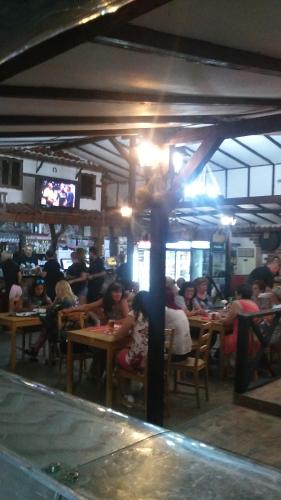 A restaurant or other place to eat at Apart Hotel Ravda