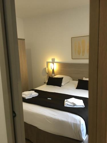 Hôtel Le Biarritz - Vichyにあるベッド