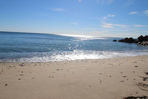 a sandy beach with the ocean in the background at Villa rustical 14 in Montroig