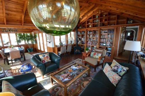 Inn at Huntingfield Creek في Rock Hall: غرفة معيشة مع كرة زجاجية كبيرة معلقة من السقف