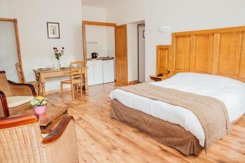a bedroom with a large bed and a table at Appart Hotel Charles Sander in Salins-les-Bains