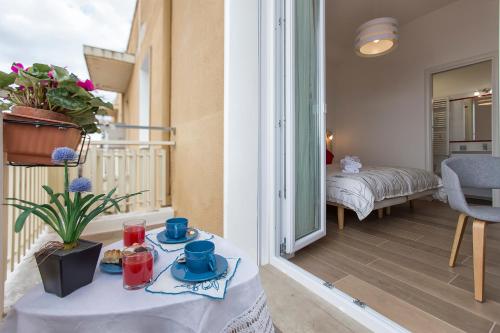A bed or beds in a room at Jolie Julie Accomodation