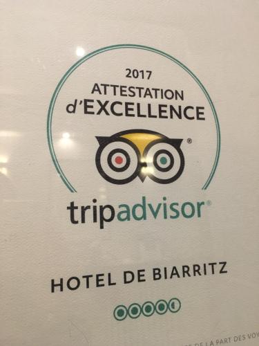 Hôtel Le Biarritz - Vichyに飾ってある許可証、賞状、看板またはその他の書類