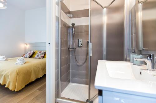 A bathroom at Jolie Julie Accomodation