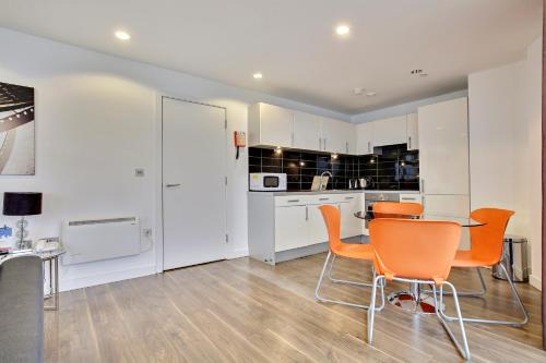 A kitchen or kitchenette at TheHeart Apartments by BridgeStreet 