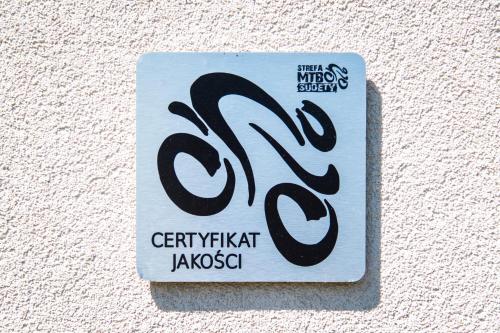 a sign on the side of a wall at Agroturystyka "Pograniczna" in Ober Wüstegiersdorf
