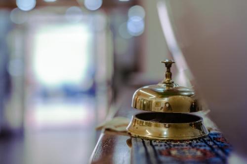 a gold bell sitting on top of a table at Le Terrazze in Follonica