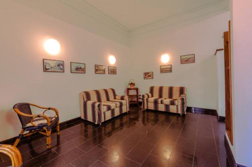 a waiting room with two chairs and a table at Le Terrazze in Follonica