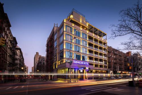 un edificio alto con un cartel en el costado en The Allen Hotel en Nueva York