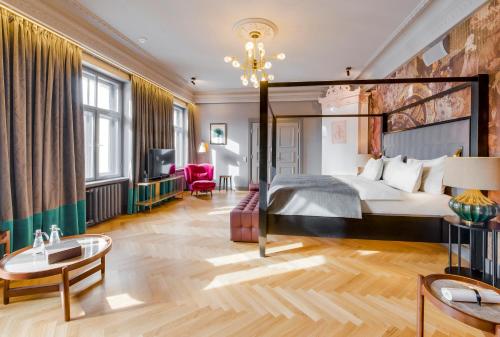 ein Hotelzimmer mit einem Bett und einem TV in der Unterkunft Grand Poet Hotel and SPA by Semarah in Riga