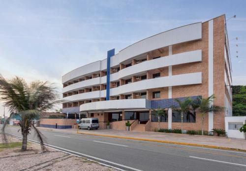 un edificio al lado de una carretera en Praiabella Hotel, en São Luís