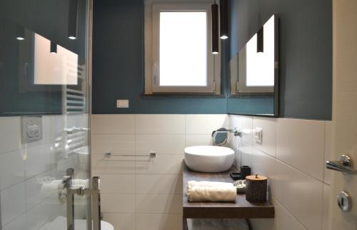 un baño con lavabo y espejo en MìaChì, en Monterosso al Mare