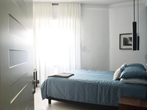 Un dormitorio con una cama al lado de una ventana. en MìaChì, en Monterosso al Mare