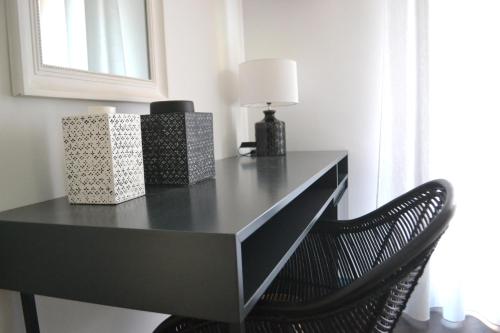 Escritorio negro con lámpara y silla en MìaChì, en Monterosso al Mare