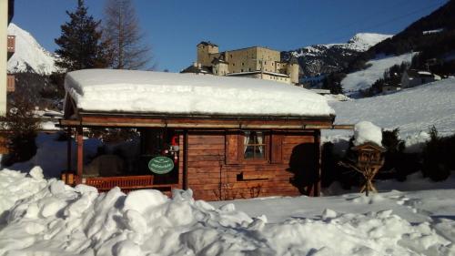 a small log cabin with snow on the roof at Haus Bergkastelblick in Nauders