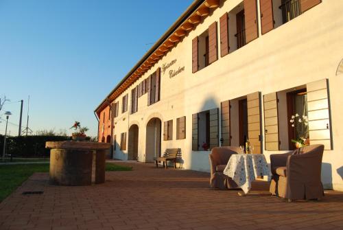 a building with a table and chairs in front of it at Agriturismo Colombera in Quarto dʼAltino