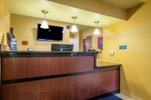 Televisyen dan/atau pusat hiburan di Cobblestone Inn & Suites - Corry
