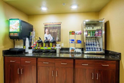 Dapur atau dapur kecil di Cobblestone Inn & Suites - Corry