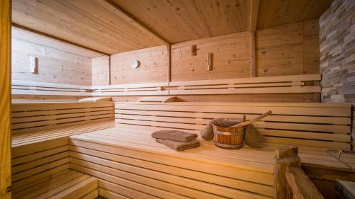 a wooden sauna with a bucket and a hammer at Garni Das SONNALP in Maurach