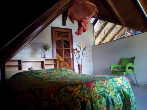 1 dormitorio con 1 cama en una habitación con ventana en Mayol' Villa, en Capesterre-Belle-Eau